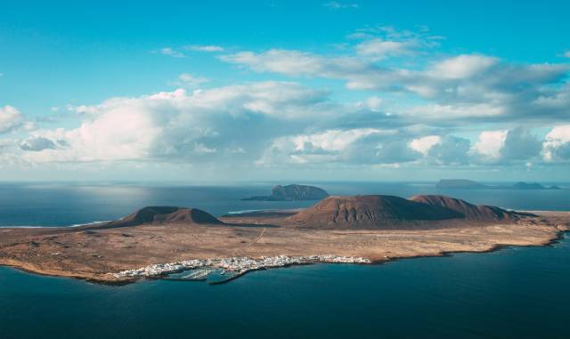 Doporučujeme! Ryanair - Španělsko - Kanárské ostrovy - levné letenky Lanzarote z Bratislavy (zpáteční) od 1.444,- Kč