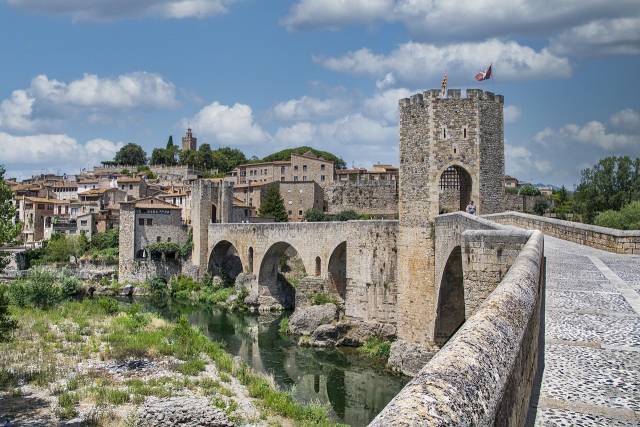 Španělsko ✈ obousměrné levné letenky Girona z Pardubic od 1.018 Kč