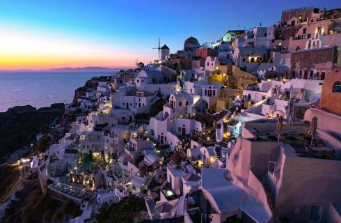 Řecko ✈ obousměrné levné letenky na ostrov Santorini z Vídně od 2.097 Kč