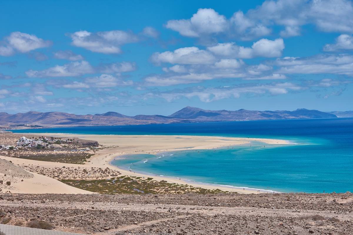 Kanárské ostrovy ✈ obousměrné levné letenky na Lanzarote z Bratislavy, Vídně a Prahy od 1.906 Kč